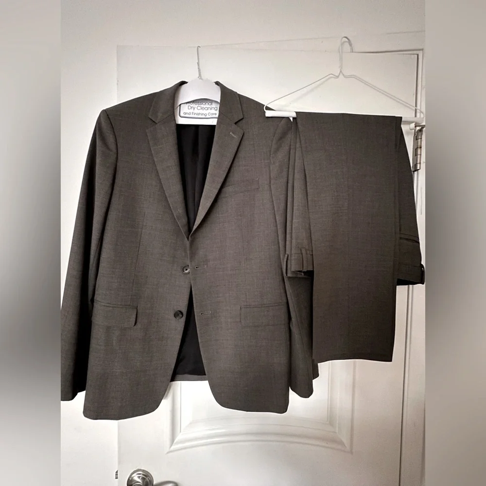 Theory Suit – Like New